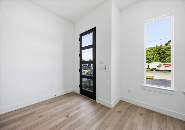4th image of 9106 Coffee St, Houston, TX 77033