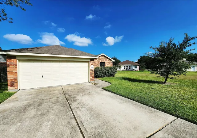 Photo 2 of Single family home for sale at 13560 Lake Breeze Ln, Willis, TX 77318 | MLS# 64893934 | Listing updated on 2026-10-01