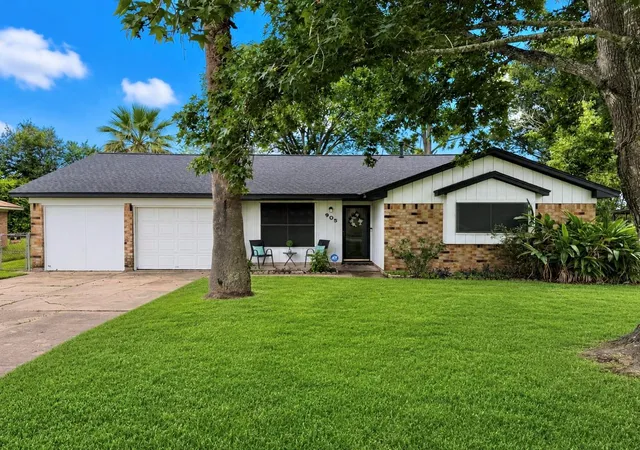 Photo 1 of Single family home for sale at 905 Southside Dr, Angleton, TX 77515 | MLS# 66609810 | Listing updated on 2026-10-02