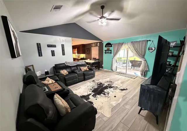 Photo 3 of Single family home for sale at 905 Southside Dr, Angleton, TX 77515 | MLS# 66609810 | Listing updated on 2026-10-02