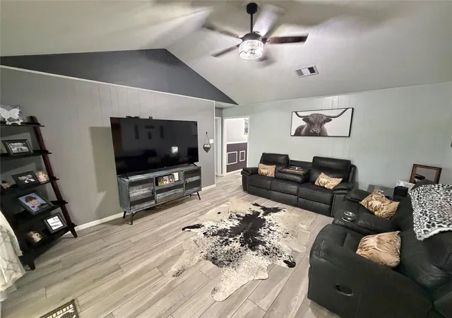 Photo 4 of Single family home for sale at 905 Southside Dr, Angleton, TX 77515 | MLS# 66609810 | Listing updated on 2026-10-02