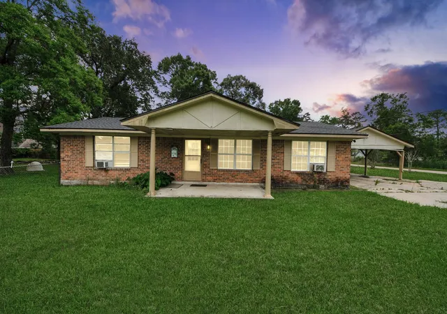 Photo 1 of Single family home for sale at 1301 Briarcliff St, Conroe, TX 77385 | MLS# 90059154 | Listing updated on 2026-06-19