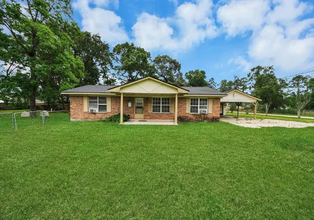 Photo 2 of Single family home for sale at 1301 Briarcliff St, Conroe, TX 77385 | MLS# 90059154 | Listing updated on 2026-06-19