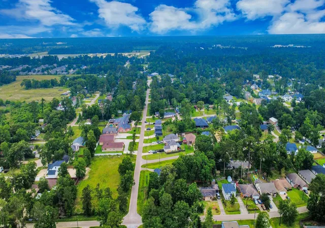 Photo 4 of Single family home for sale at 1301 Briarcliff St, Conroe, TX 77385 | MLS# 90059154 | Listing updated on 2026-06-19