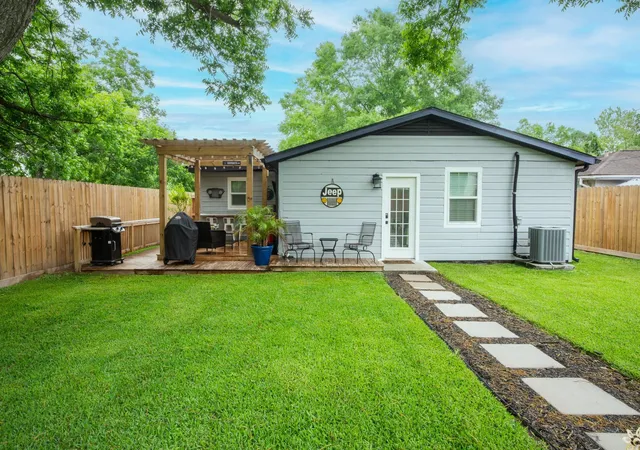 Photo 2 of Single family home for sale at 846 S Anderson St, Angleton, TX 77515 | MLS# 32228852 | Listing updated on 2026-08-14