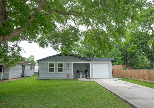 Photo 3 of Single family home for sale at 846 S Anderson St, Angleton, TX 77515 | MLS# 32228852 | Listing updated on 2026-08-14