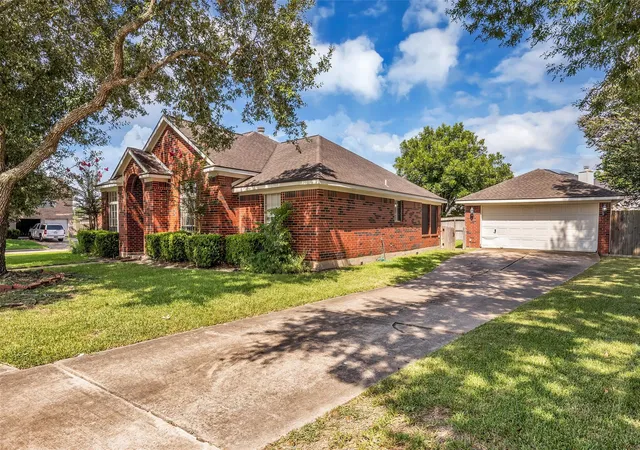 2nd image of 1903 Taylor Creek Dr, Fresno, TX 77545 | MLS# 88589814