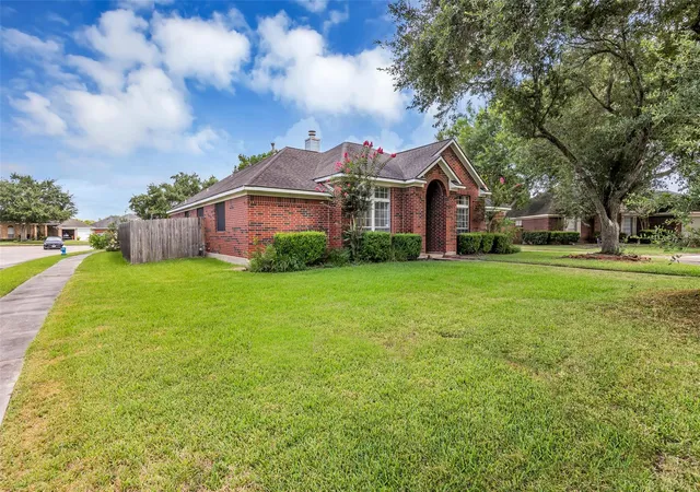 3rd image of 1903 Taylor Creek Dr, Fresno, TX 77545 | MLS# 88589814