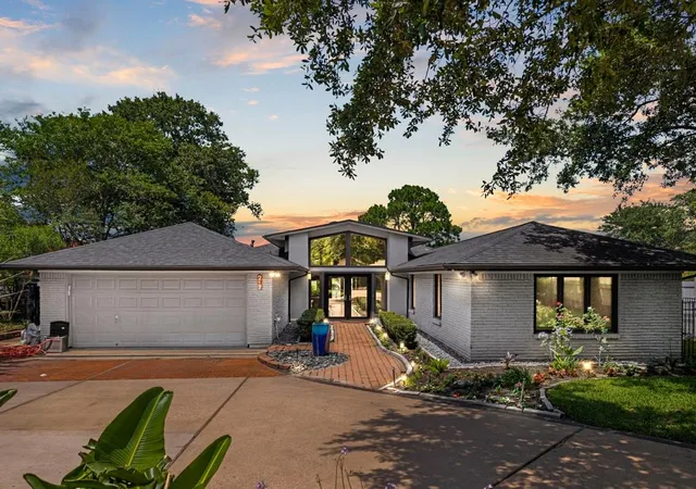 Photo 2 of Single family home for sale at 217 Lakeshore Cir, Seabrook, TX 77586 | MLS# 90987322 | Listing updated on 2026-09-19
