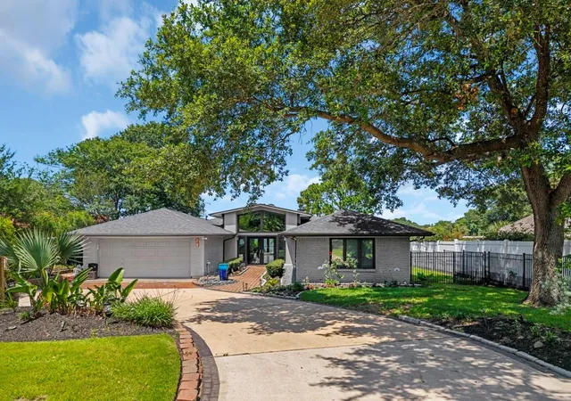 Photo 3 of Single family home for sale at 217 Lakeshore Cir, Seabrook, TX 77586 | MLS# 90987322 | Listing updated on 2026-09-19