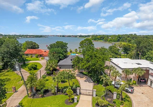 Photo 3 of Single family home for sale at 217 Lakeshore Cir, Seabrook, TX 77586 | MLS# 90987322 | Listing updated on 2026-09-19