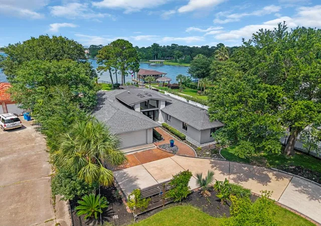 Photo 4 of Single family home for sale at 217 Lakeshore Cir, Seabrook, TX 77586 | MLS# 90987322 | Listing updated on 2026-09-19