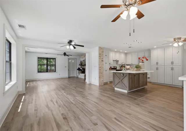 Photo 3 of Single family home for sale at 511 W Val Verde St, Brenham, TX 77833 | MLS# 22136860 | Listing updated on 2026-08-13