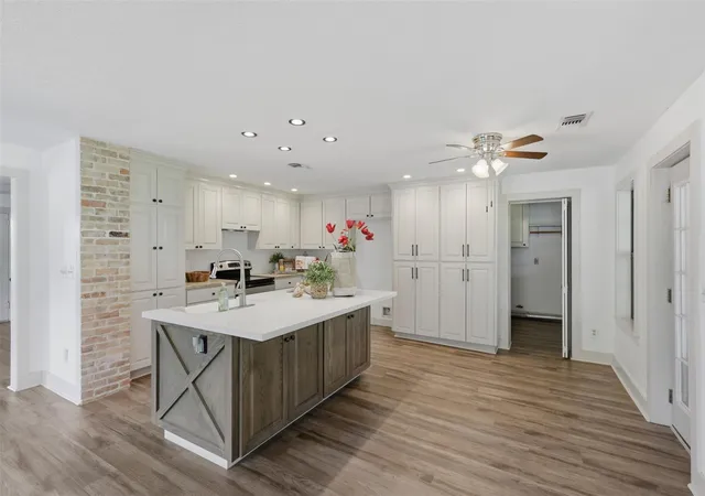 Photo 4 of Single family home for sale at 511 W Val Verde St, Brenham, TX 77833 | MLS# 22136860 | Listing updated on 2026-08-13