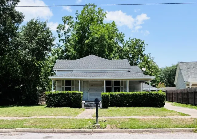 Homes for sale in Eagle Lake, TX | 106 W Prairie Ave, Eagle Lake, TX 77434 | MLS# 62170560