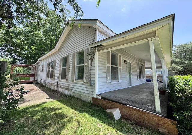 Homes for sale in Eagle Lake, TX | 106 W Prairie Ave, Eagle Lake, TX 77434 | MLS# 62170560