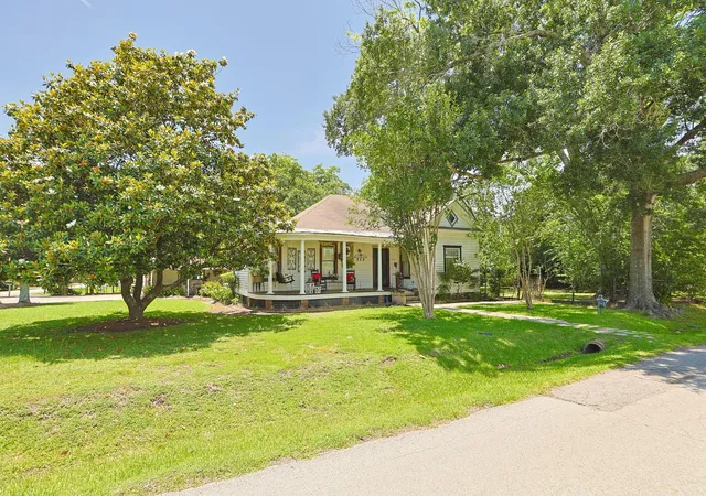 2nd image of 212 S Pine St, Tomball, TX 77375 | MLS# 61092611