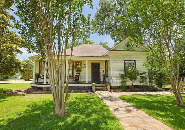 3rd image of 212 S Pine St, Tomball, TX 77375 | MLS# 61092611