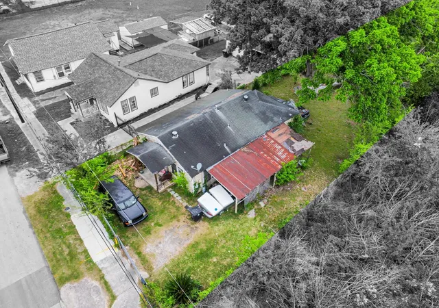 2nd image of 833 Booth St, Houston, TX 77009 | MLS# 92916407