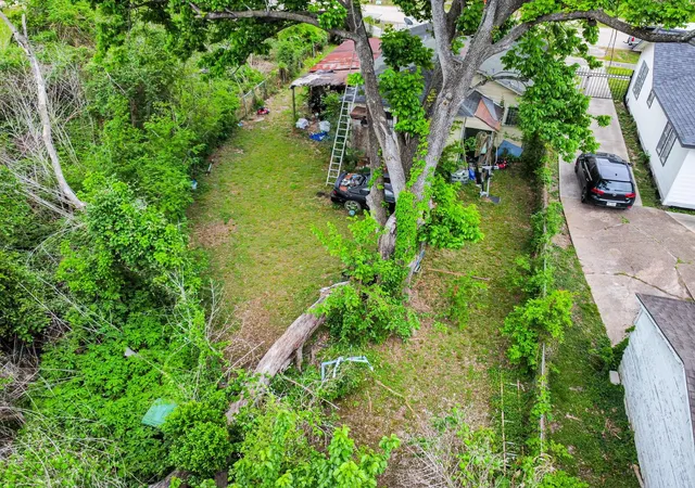 image of 833 Booth St, Houston, TX 77009 | MLS# 92916407