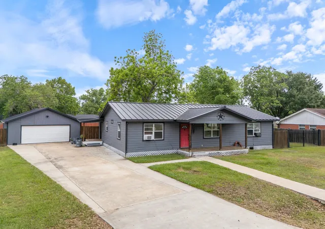 3rd image of 404 E Elizabeth Ave, Palacios, TX 77465 | MLS# 26730897