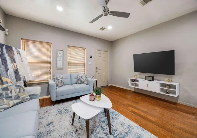 3rd image of 3208 Baer St, Houston, TX 77020 | MLS# 74738126