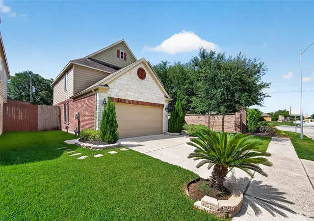 Photo 2 of Single family home for sale at 5102 Espuela Ln, Baytown, TX 77521 | MLS# 54172575 | Listing updated on 2026-09-01