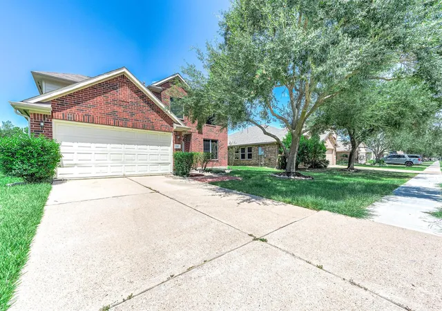 Photo 3 of Single family home for sale at 2032 Creek Shore Ln, Pearland, TX 77581 | MLS# 28924412 | Listing updated on 2026-09-14