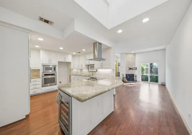 5th image of 2220 Bering Dr #34, Houston, TX 77057 | MLS# 86368536
