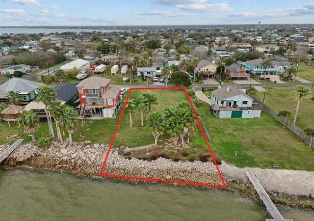 2nd image of 1035 6th St, Dickinson, TX 77539 | MLS# 75714317