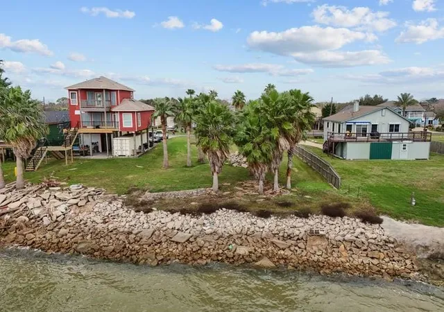 Photo 3 of Land for sale at 1035 6th Street, Dickinson, TX 77539 | MLS# 75714317 | Listing updated on 2026-08-24