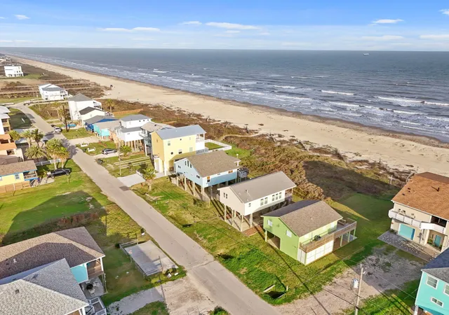 Photo 3 of Single family home for sale at 17515 Bristow Dr, Galveston, TX 77554 | MLS# 66125194 | Listing updated on 2026-09-09