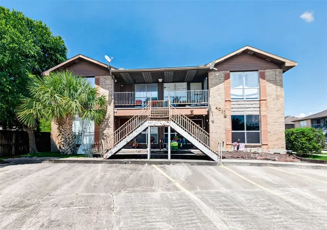 1st image of 4017 Briar Hollow Dr, Dickinson, TX 77539 | MLS# 53963865