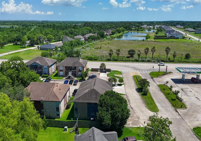 2nd image of 4017 Briar Holw Dr, Dickinson, TX 77539