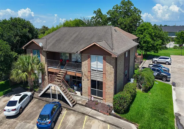 4th image of 4017 Briar Hollow Dr, Dickinson, TX 77539 | MLS# 53963865