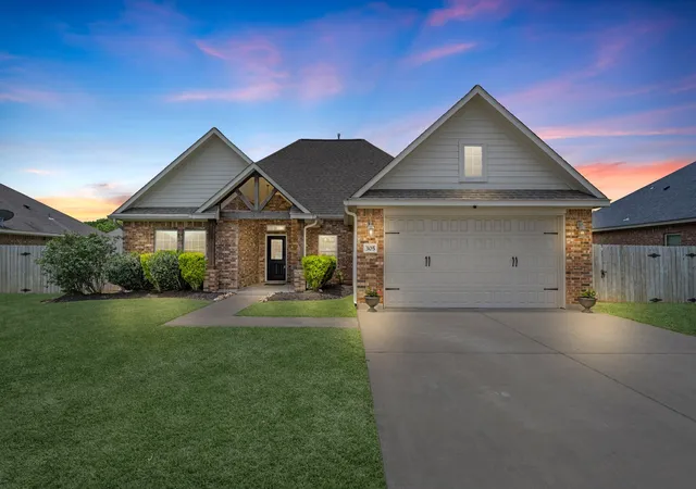 Homes for sale in Lake Jackson, TX | 305 Poppy St, Lake Jackson, TX 77566 | MLS# 38524274