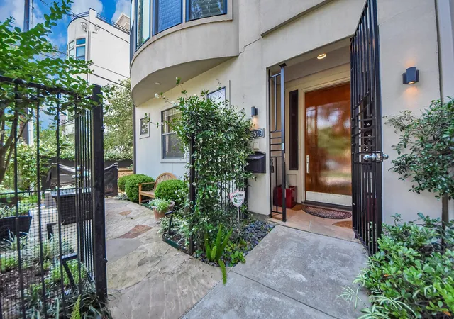 Photo 1 of Townhouse for sale at 6519 Durford St, Houston, TX 77007 | MLS# 61003572 | Listing updated on 2026-09-09