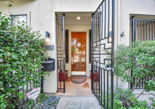 Photo 3 of Townhouse for sale at 6519 Durford St, Houston, TX 77007 | MLS# 61003572 | Listing updated on 2026-09-09