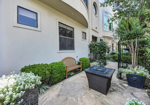 Photo 3 of Townhouse for sale at 6519 Durford St, Houston, TX 77007 | MLS# 61003572 | Listing updated on 2026-09-09