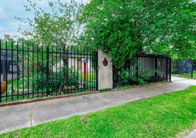 Photo 3 of Single family home for sale at 5422 Rapido Rd, Houston, TX 77033 | MLS# 76722428 | Listing updated on 2025-10-20