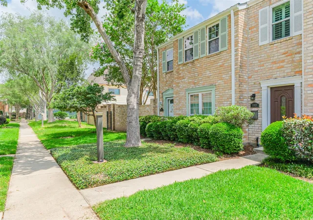 Photo 3 of Townhouse for sale at 1149 Country Pl Dr, Houston, TX 77079 | MLS# 20273747 | Listing updated on 2026-06-17