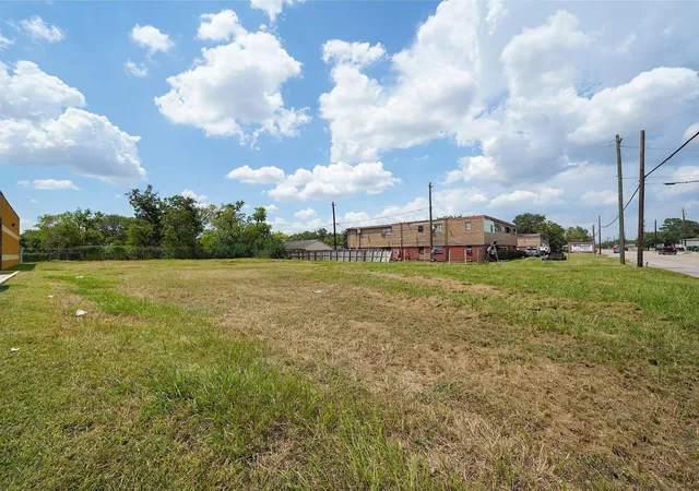 2nd image of 2810 Preston Ave Dr, Pasadena, TX 77502 | MLS# 95551792