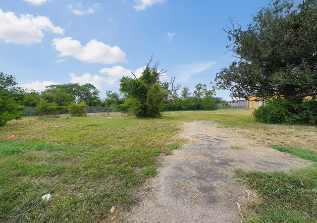 4th image of 2810 Preston Ave Dr, Pasadena, TX 77502 | MLS# 95551792