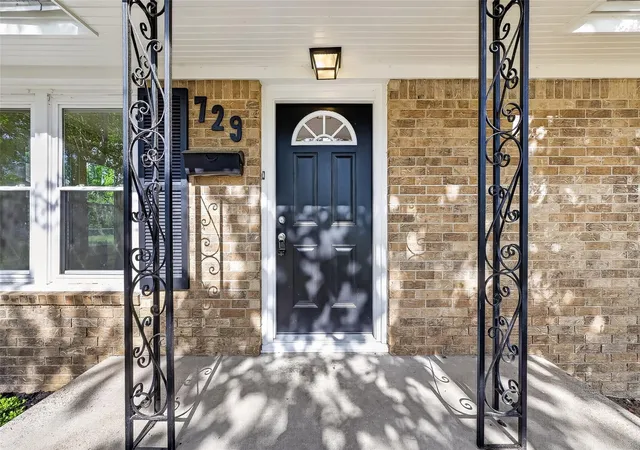 Homes for sale in West Columbia, TX | 729 Loggins Dr, West Columbia, TX 77486 | MLS# 18684234