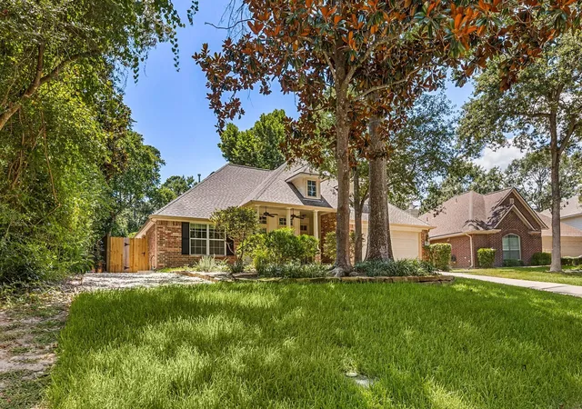 Photo 4 of Single family home for sale at 170 W Drifting Shadows Cir, Conroe, TX 77385 | MLS# 41174374 | Listing updated on 2026-08-03