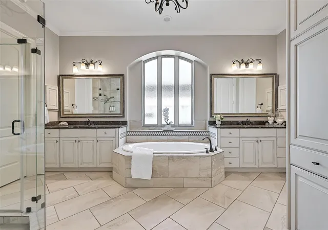 5th image of 2204 Stillhouse Hollow Ln, Friendswood, TX 77546 | MLS# 90673368