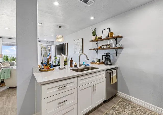 Listing Photo 5 - Condo for sale in building located at 7600 Seawall Blvd, Galveston, TX 77551 - Unit #208