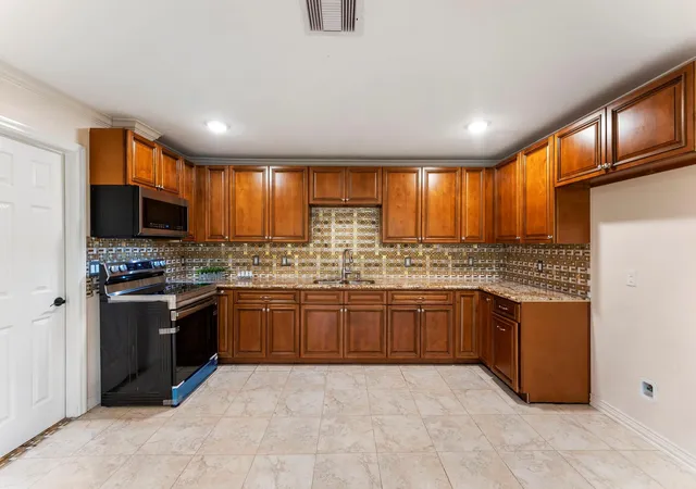 Photo 4 of Single family home for sale at 16452 Edgefield Ln, Conroe, TX 77302 | MLS# 83537340 | Listing updated on 2026-09-02