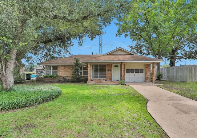 Photo 2 of Single family home for sale at 3919 Gardendale Dr, Houston, TX 77092 | MLS# 91646367 | Listing updated on 2026-09-20