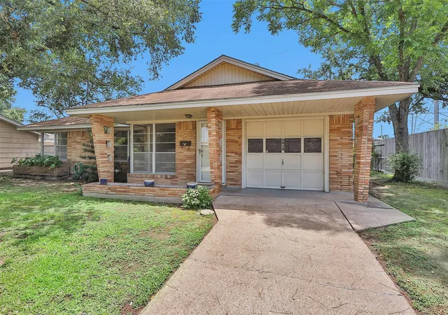 Photo 3 of Single family home for sale at 3919 Gardendale Dr, Houston, TX 77092 | MLS# 91646367 | Listing updated on 2026-09-20